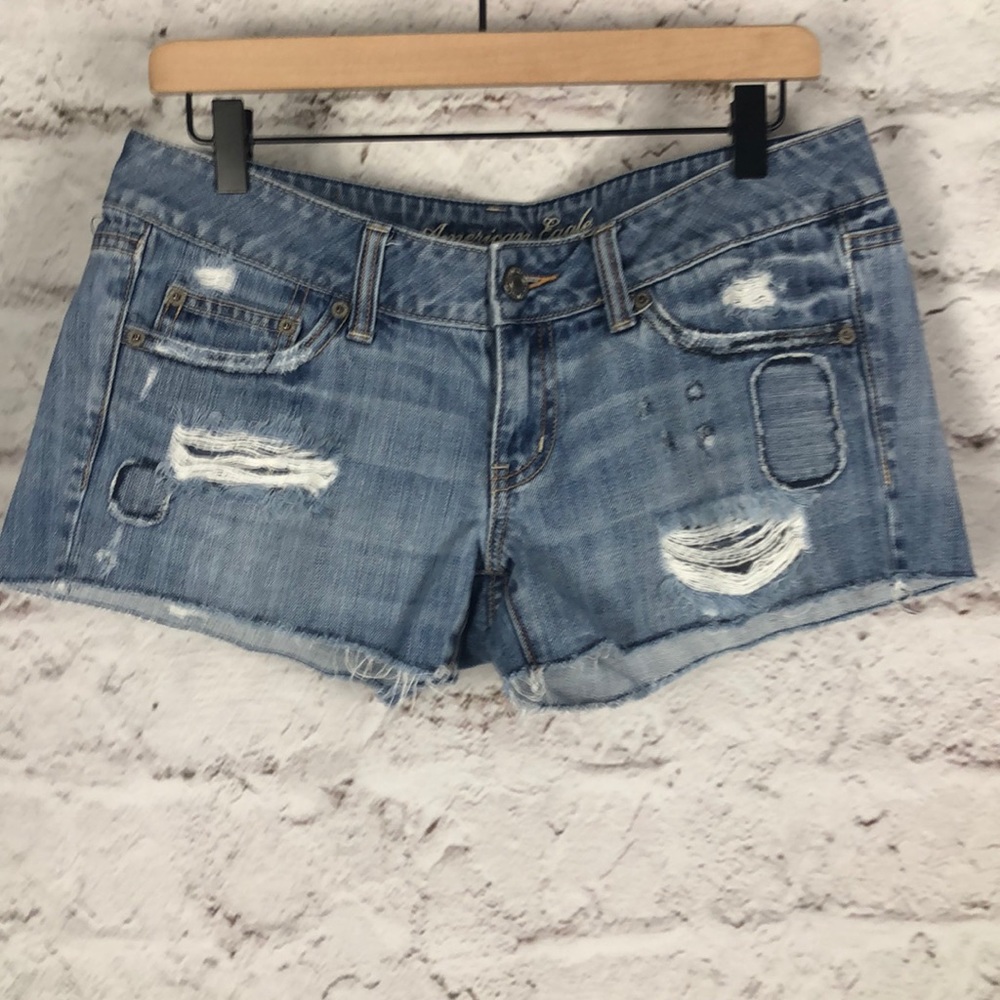 NWOT AEO Distressed Patch Design Jean Shorts Sz 6
